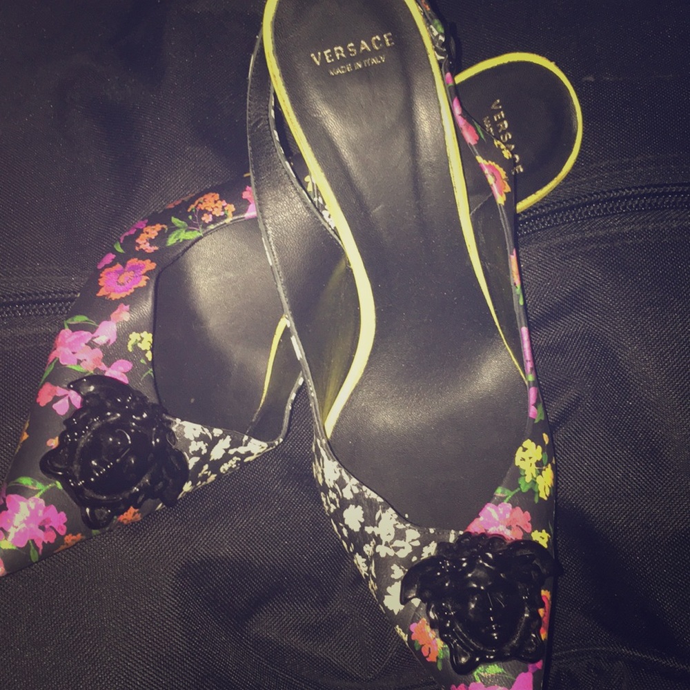Black Medusa Head. Versace 👠 heels